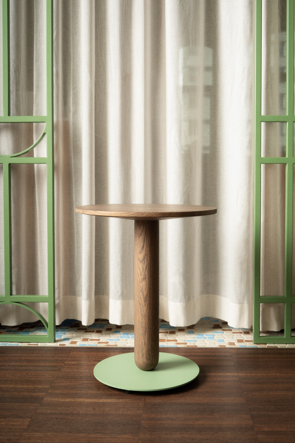 LOFT Decora: Stolik pomocniczy drewniany, toczony CRUZ proj. Pawlak&Stawarski