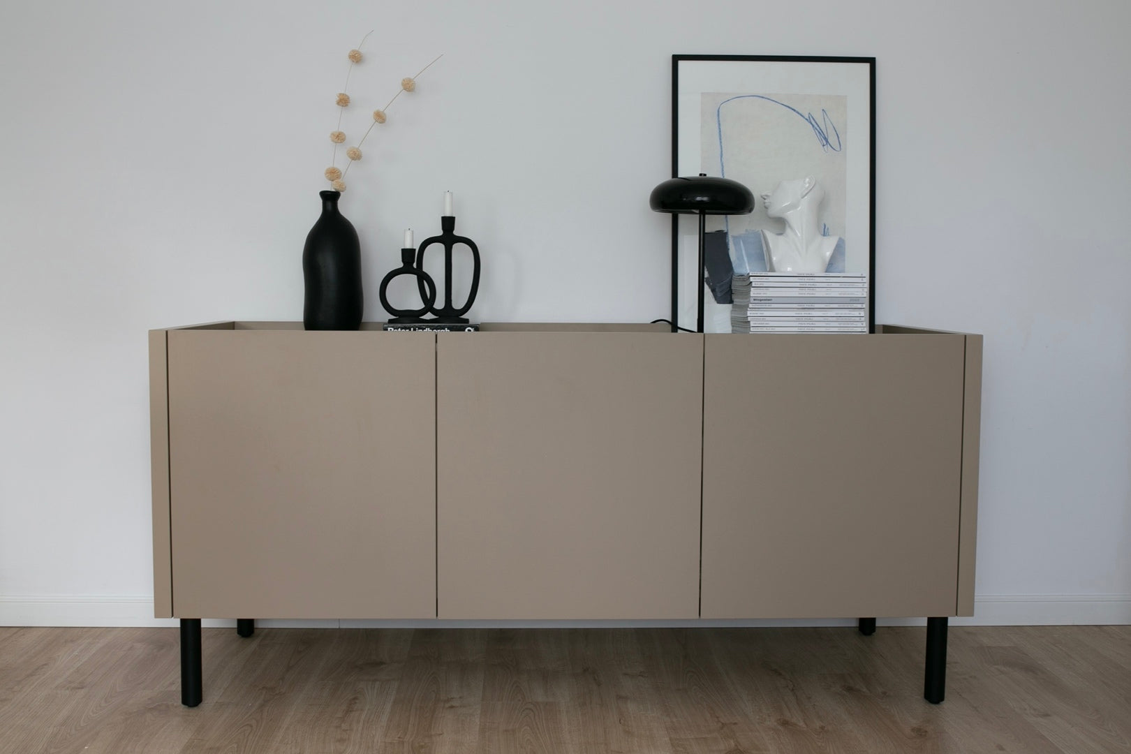 Loft Decora: low chest of drawers with kung doors