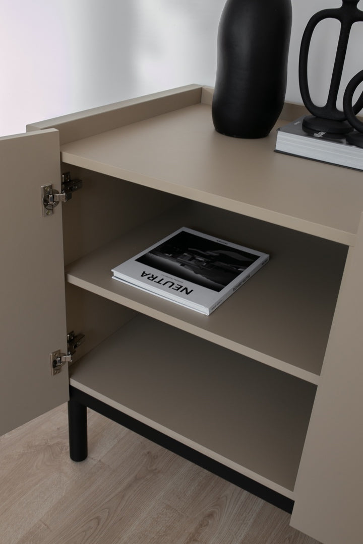 Loft Decora: low chest of drawers with kung doors