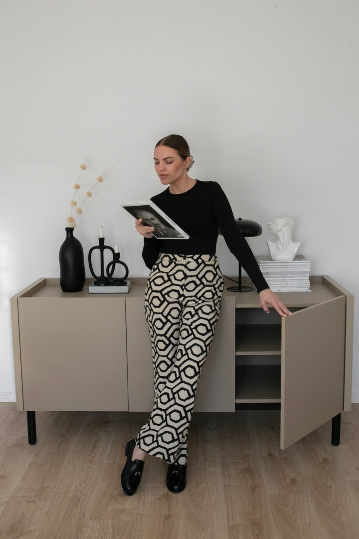 Loft Decora: low chest of drawers with kung doors