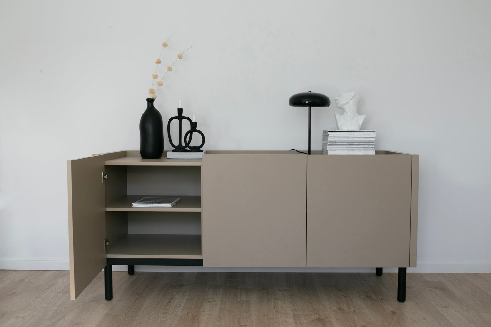 Loft Decora: low chest of drawers with kung doors