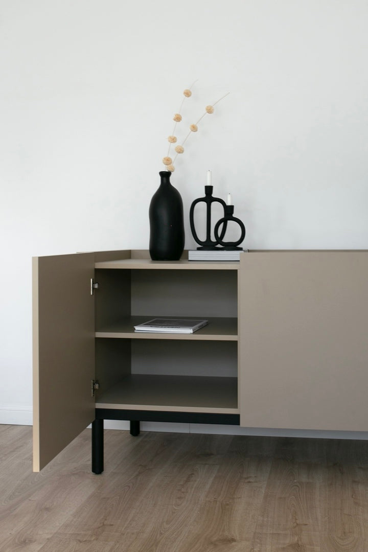 Loft Decora: low chest of drawers with kung doors