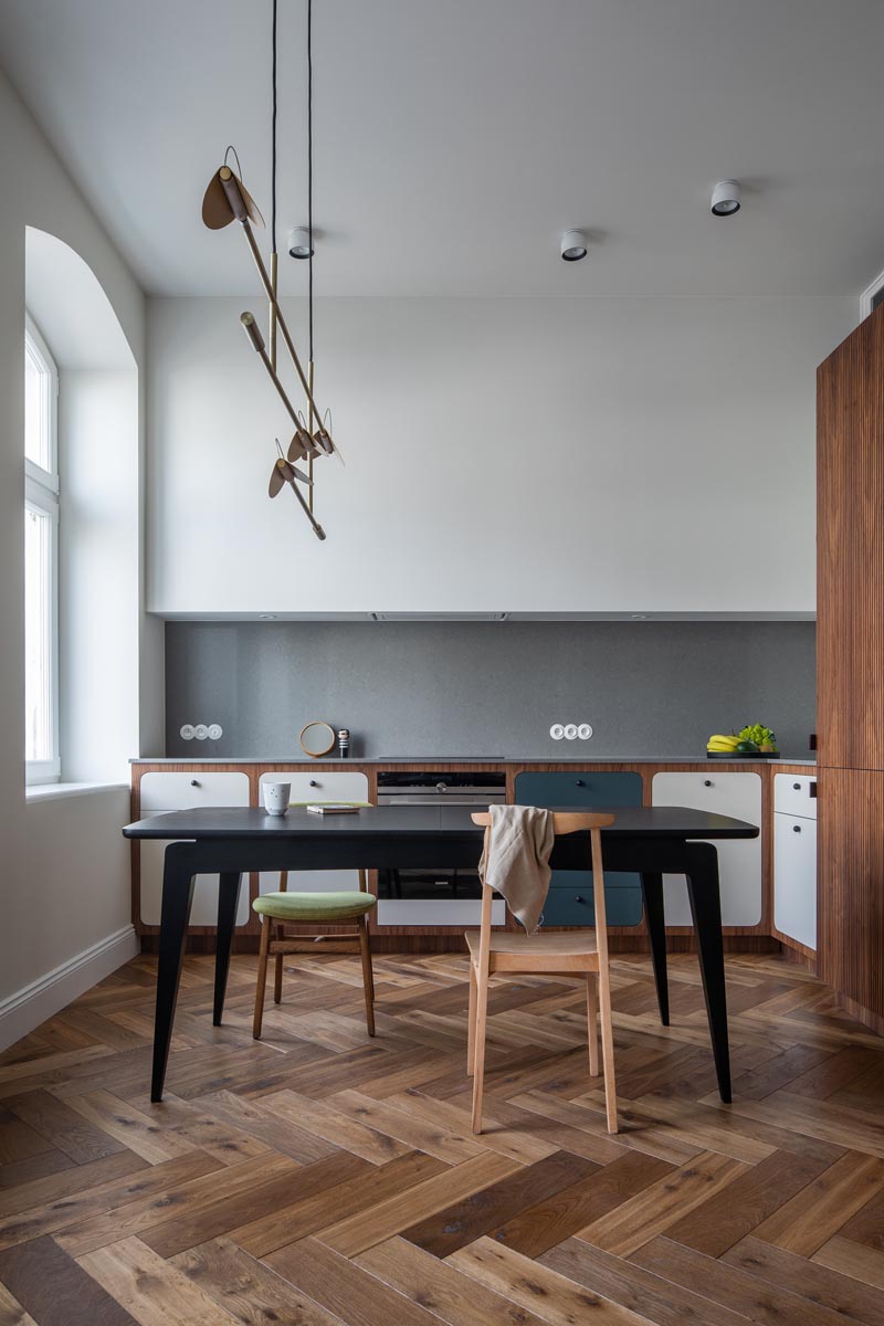 TAOZ x SWALLOW'S TAIL ausziehbarer Tisch aus Holz