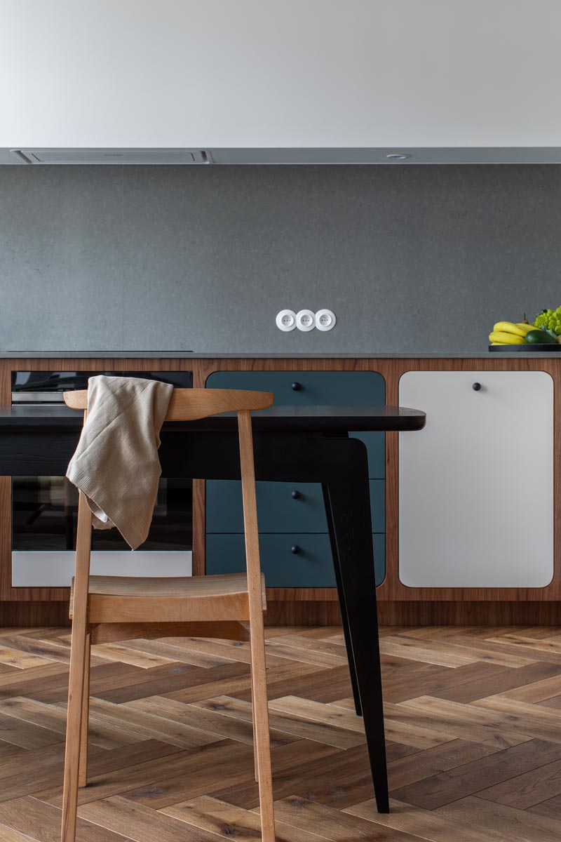 TAOZ x SWALLOW'S TAIL ausziehbarer Tisch aus Holz