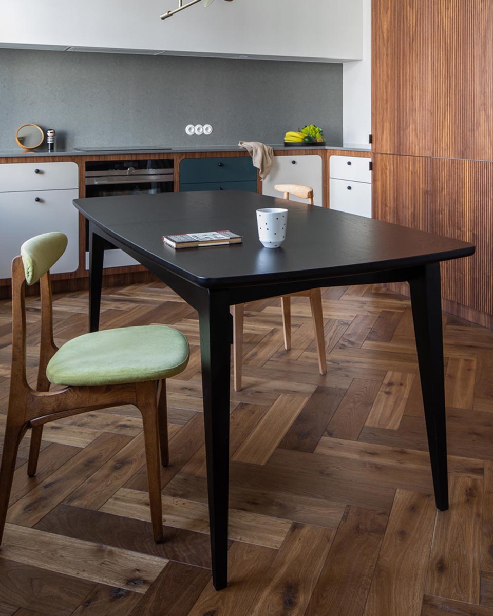 TAOZ x SWALLOW'S TAIL ausziehbarer Tisch aus Holz