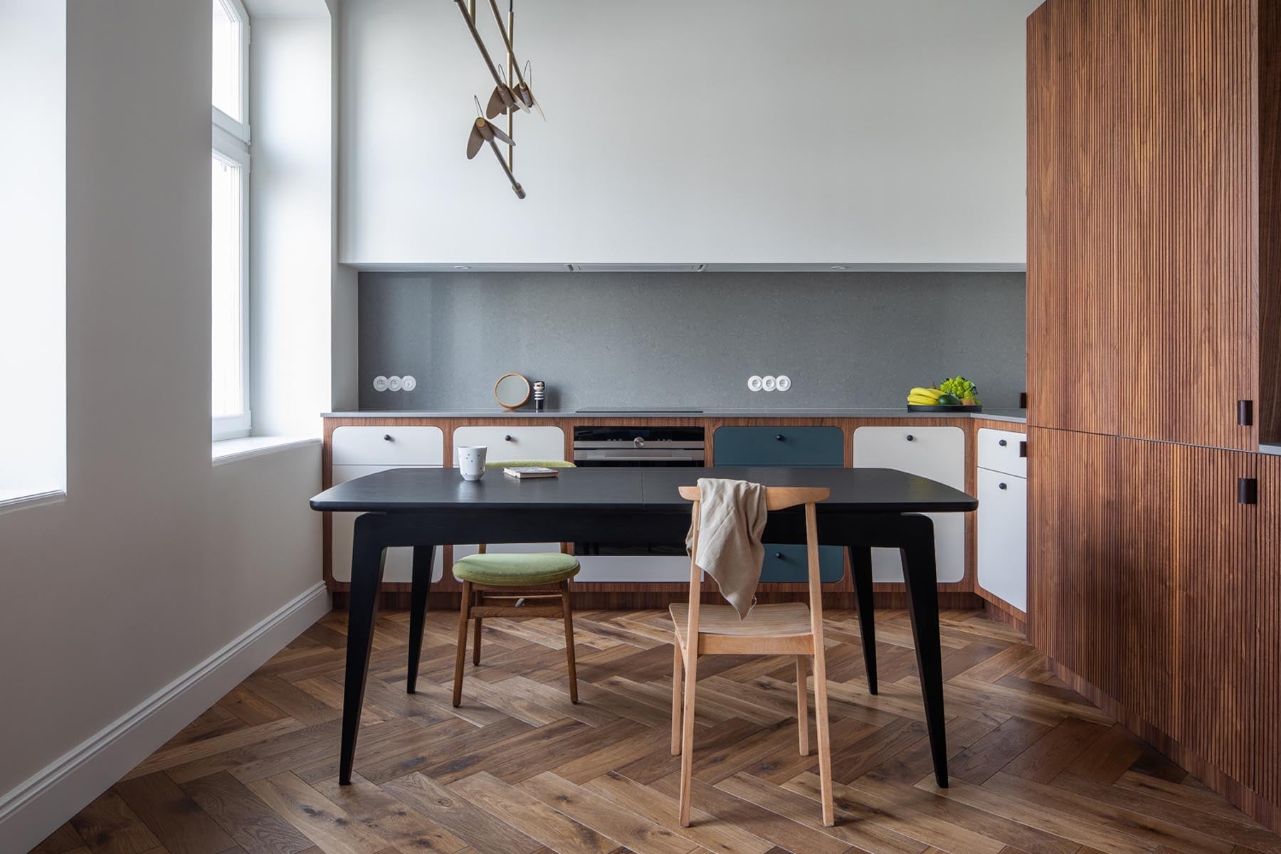 TAOZ x SWALLOW'S TAIL ausziehbarer Tisch aus Holz