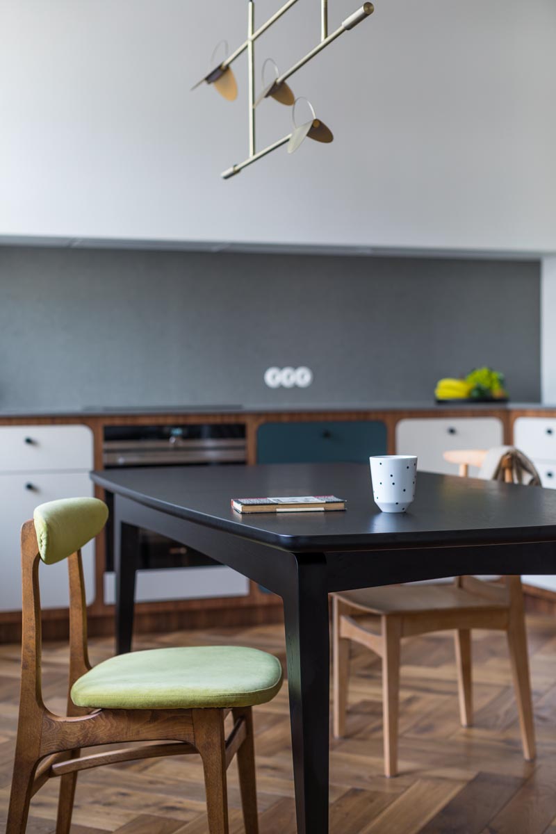 TAOZ x SWALLOW'S TAIL ausziehbarer Tisch aus Holz