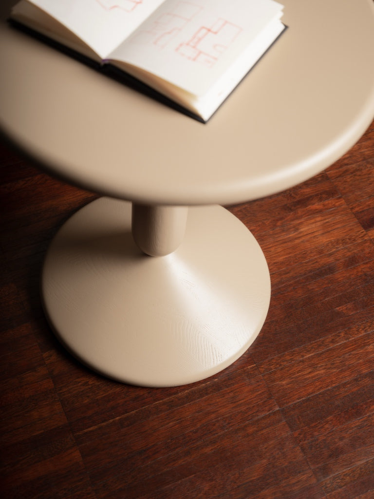 LOFT Decora: Stolik pomocniczy drewniany, toczony Luigi proj. Pawlak&Stawarski