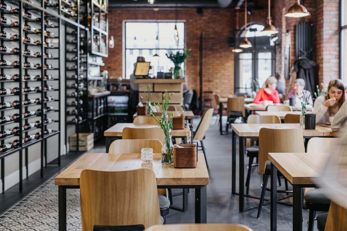 Drewniane stoły do restauracji wysokiej jakości.