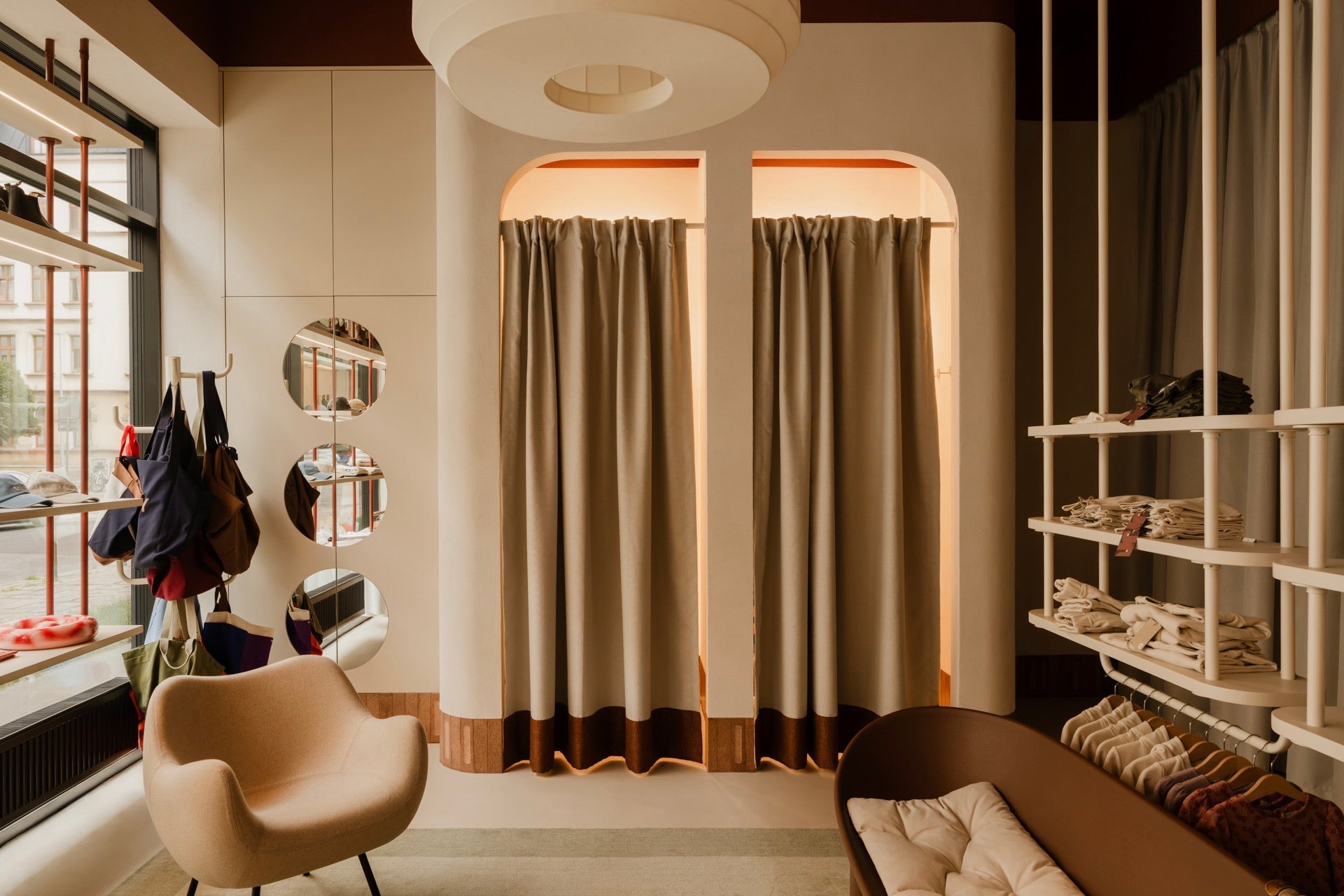 Meble sklepowe i ekspozytory dla UMI Poznań