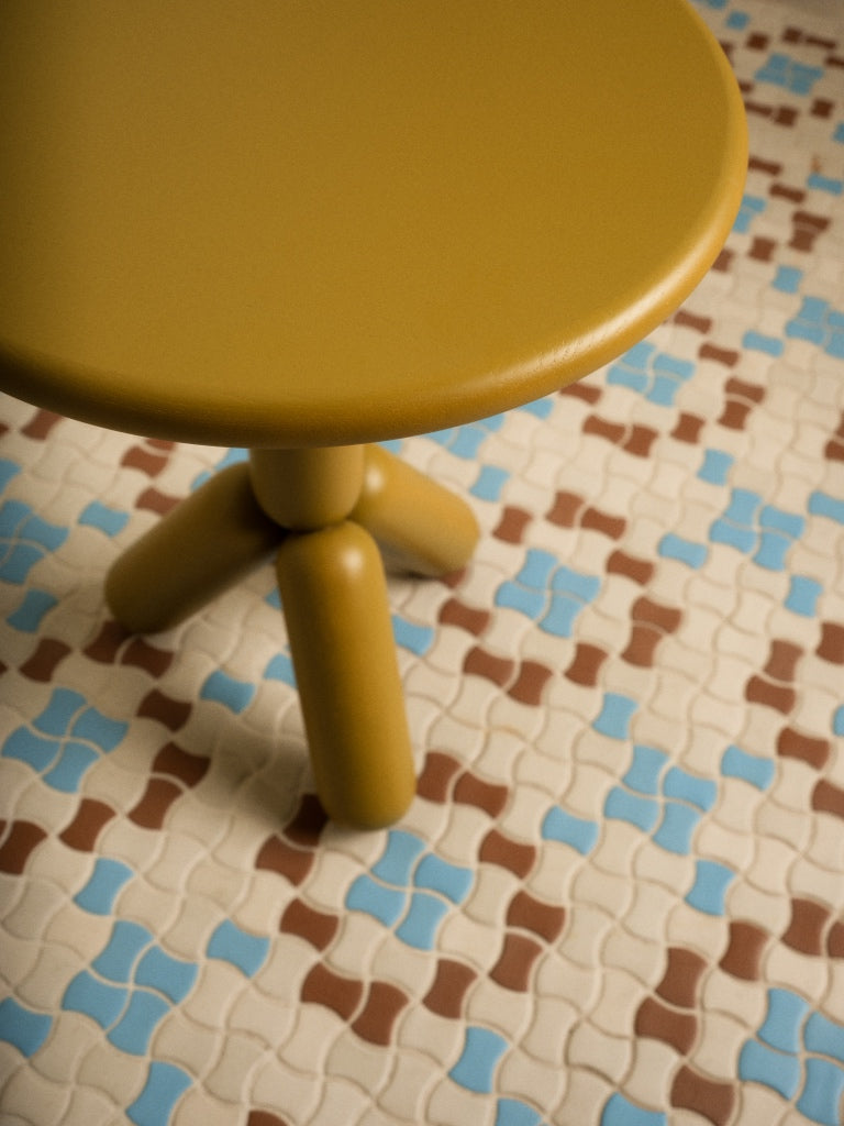 LOFT Decora: Stolik pomocniczy drewniany, toczony MATER proj. Pawlak&Stawarski