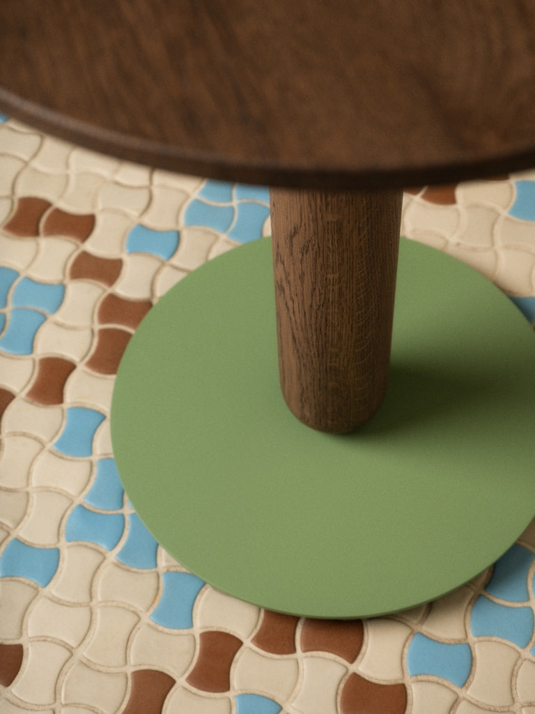 LOFT Decora: Stolik pomocniczy drewniany, toczony CRUZ proj. Pawlak&Stawarski