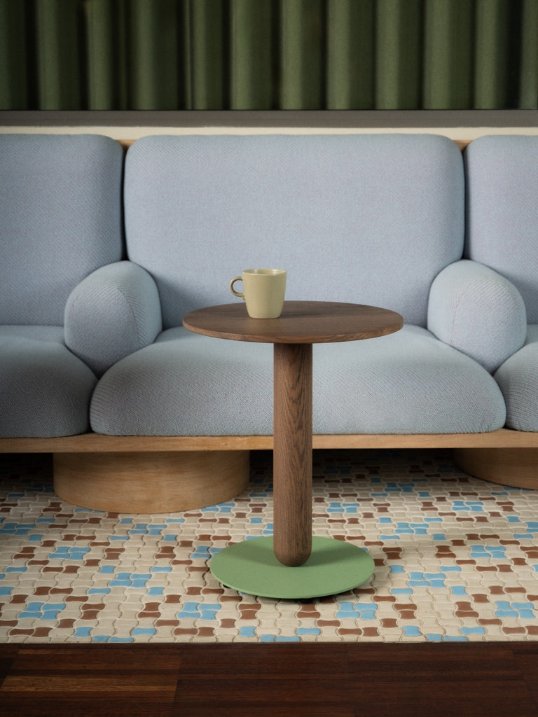 LOFT Decora: Stolik pomocniczy drewniany, toczony CRUZ proj. Pawlak&Stawarski