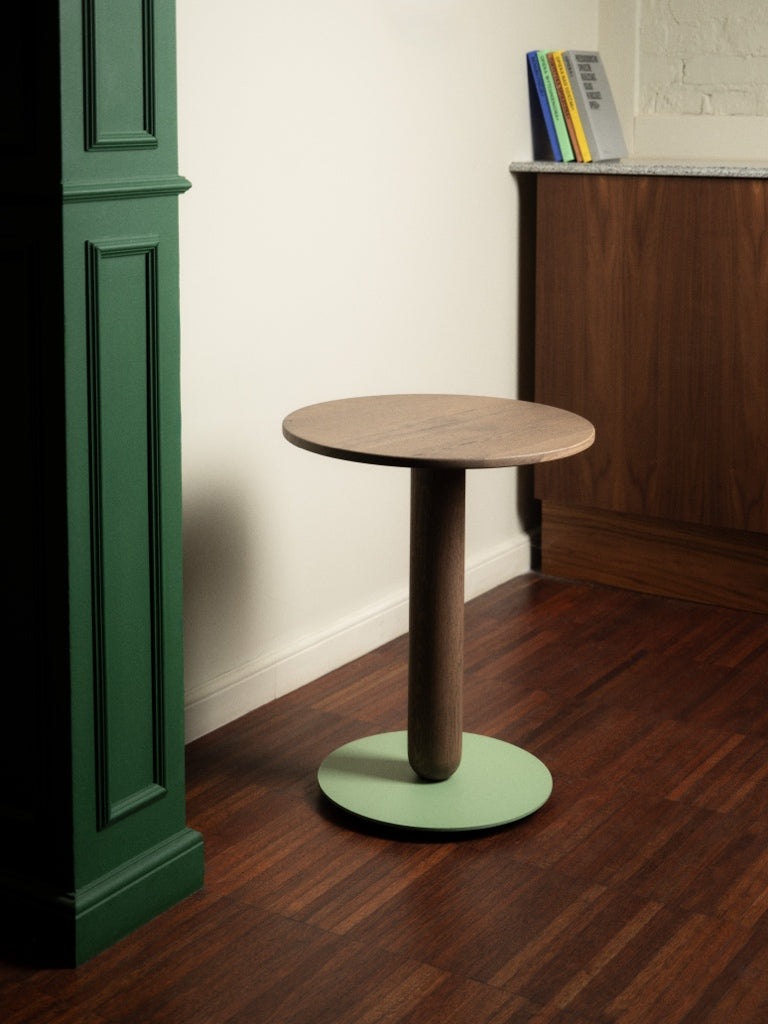 LOFT Decora: Stolik pomocniczy drewniany, toczony CRUZ proj. Pawlak&Stawarski