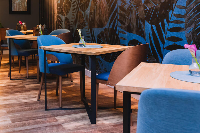 Drewniane stoły do restauracji o zjawiskowym wyglądzie - model CROSS